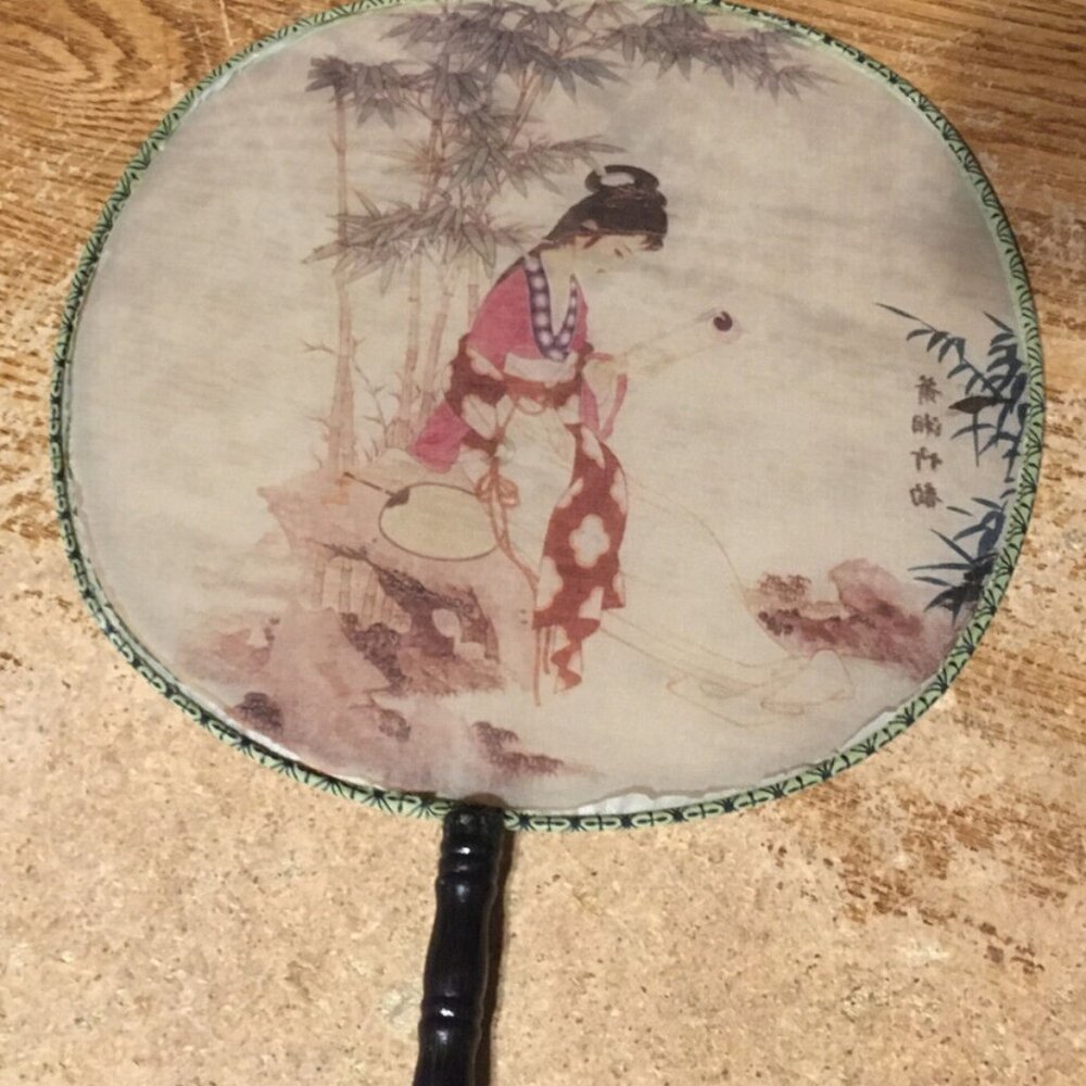 SILK ORIENTAL FAN ROUND GIRL SITTING BY TREES - Picture 2 of 9